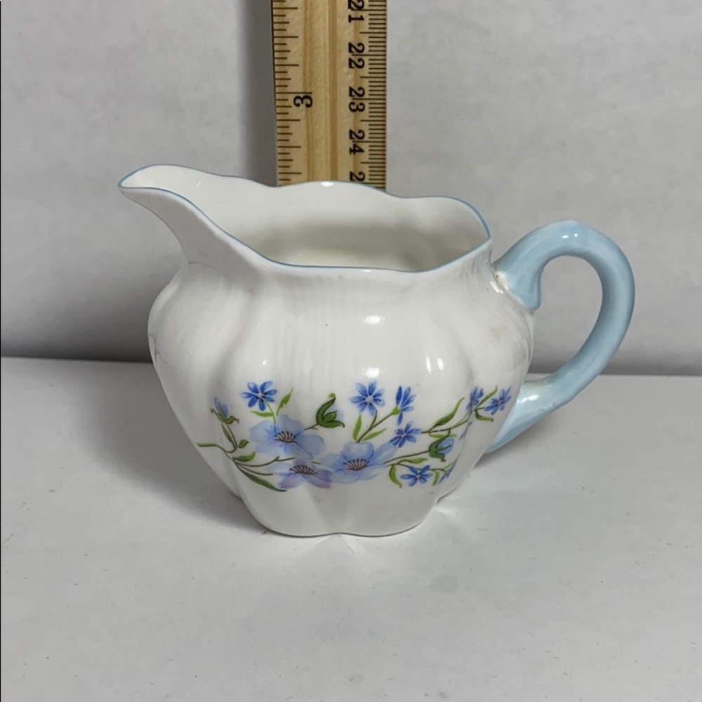 Vtg Shelley Blue Rock creamer